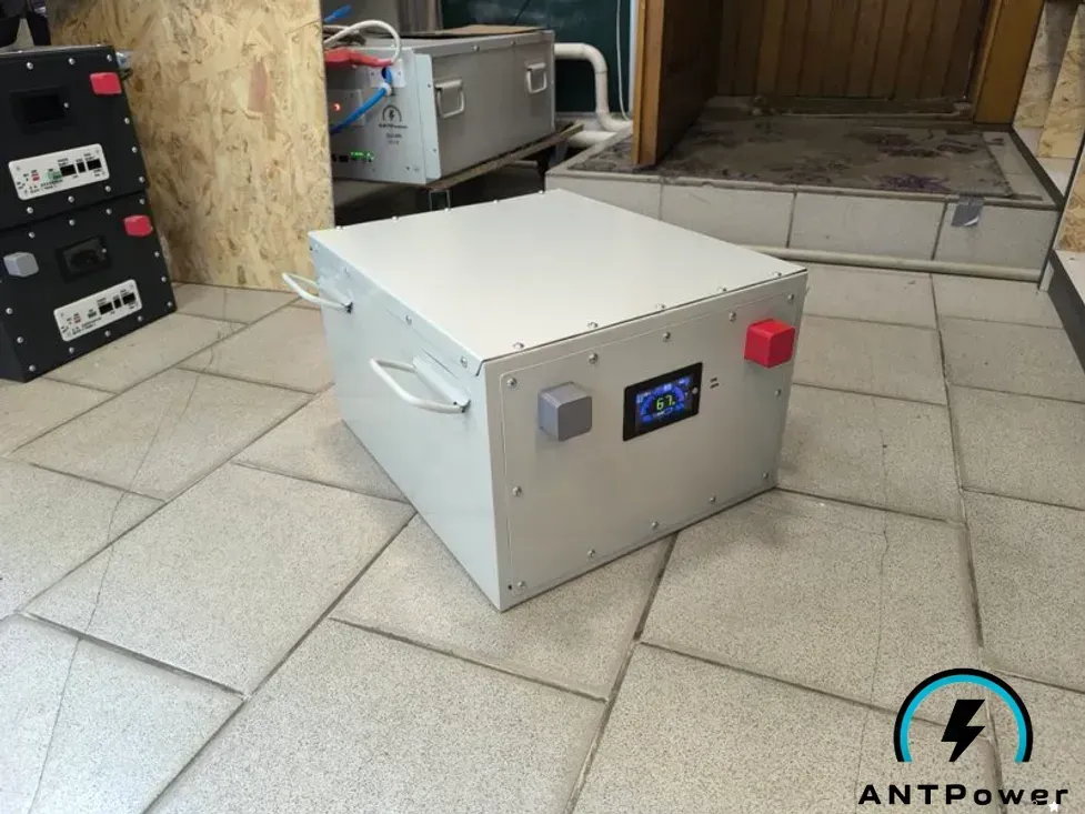 Тяговая батарея LiFePO4 72В 105Ач ANTPower в металлическом корпусе на производстве