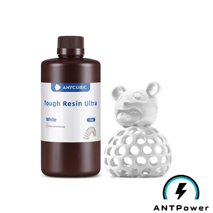 Бутылка фотополимерной смолы Anycubic Tough Resin Ultra белого цвета 1 кг рядом с напечатанной белой фигуркой мишки на ажурном шаре