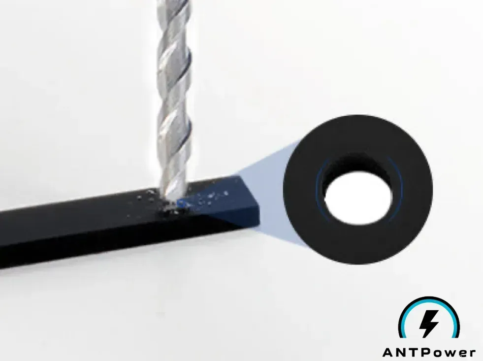 Сверло сверлит чёрную планку, напечатанную из ударопрочной смолы Anycubic, и увеличенное отверстие без сколов по краю