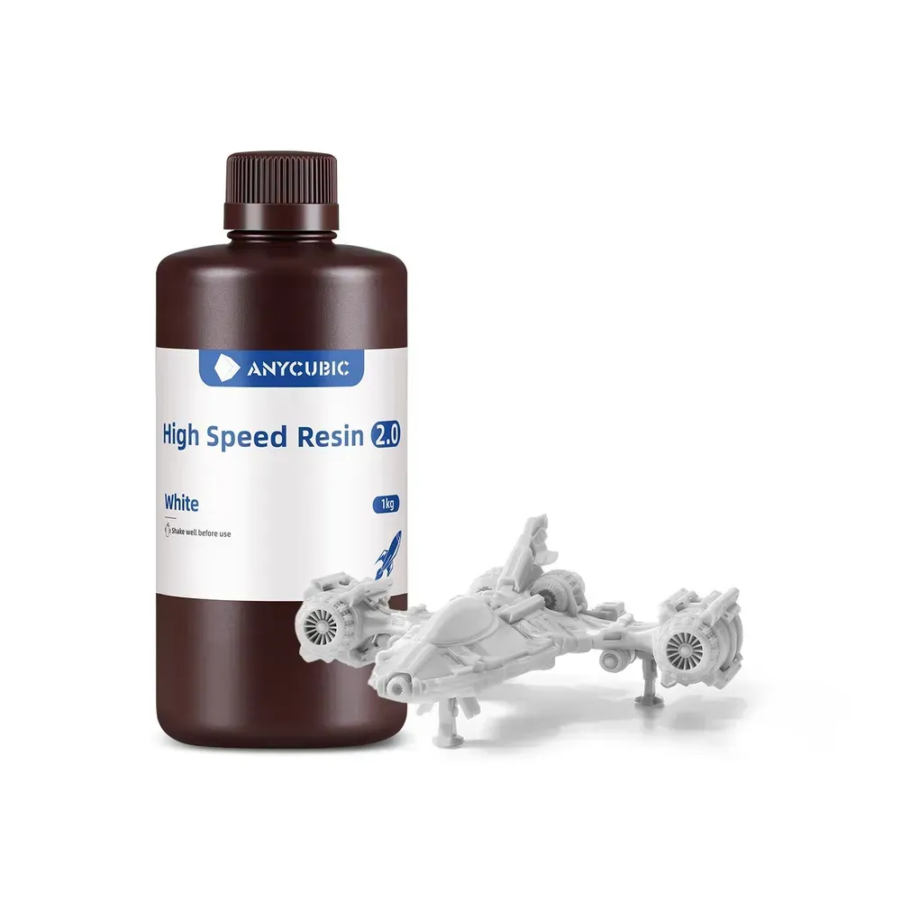 Бутылка смолы Anycubic High Speed Resin 2.0 белого цвета 1 кг рядом с напечатанной белой моделью космического корабля