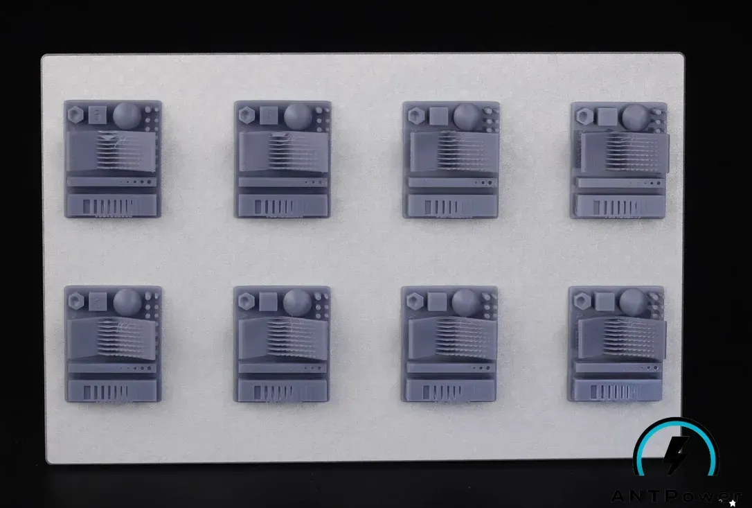 Приклади друку на Anycubic Photon M3 — деталізовані мініатюри та бюсти на платформі