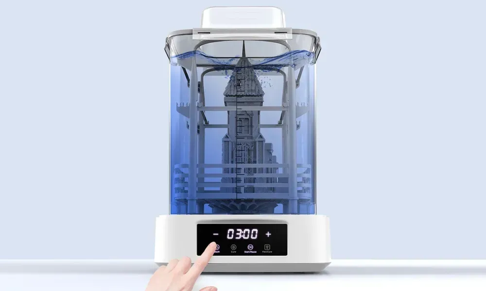 Anycubic Wash & Cure 3 Plus в режиме мойки — модель в прозрачном баке с жидкостью, таймер 03:00