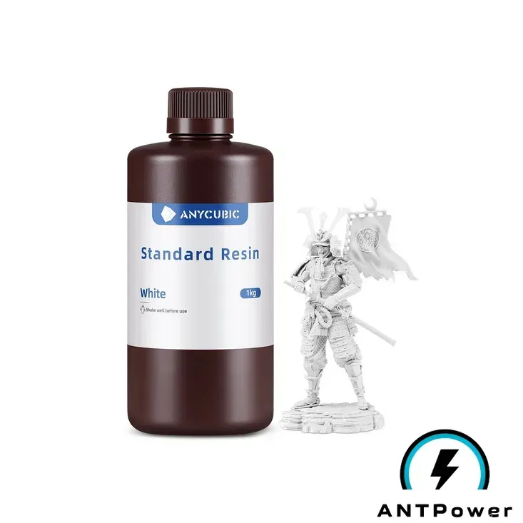 Флакон фотополимерной смолы Anycubic Standard Resin Basic белого цвета, 1 кг, рядом напечатанная фигурка самурая