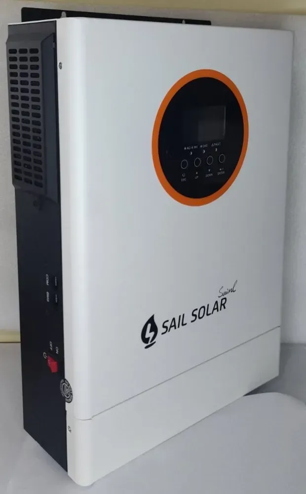 Лівий бік Sail Solar SAS4224VMII: порти COM і BMS, червоний вимикач живлення