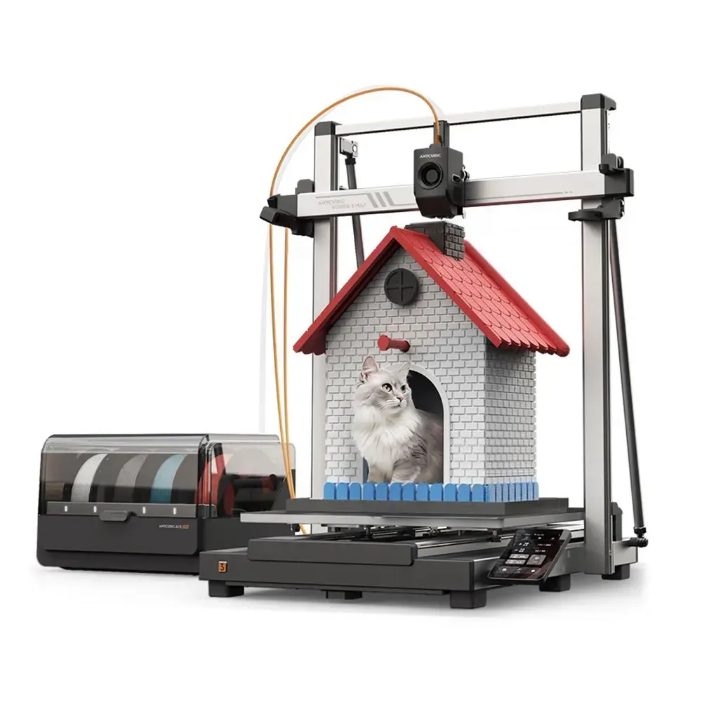 Anycubic Kobra 3 Max Combo рядом с крупной напечатанной моделью дома