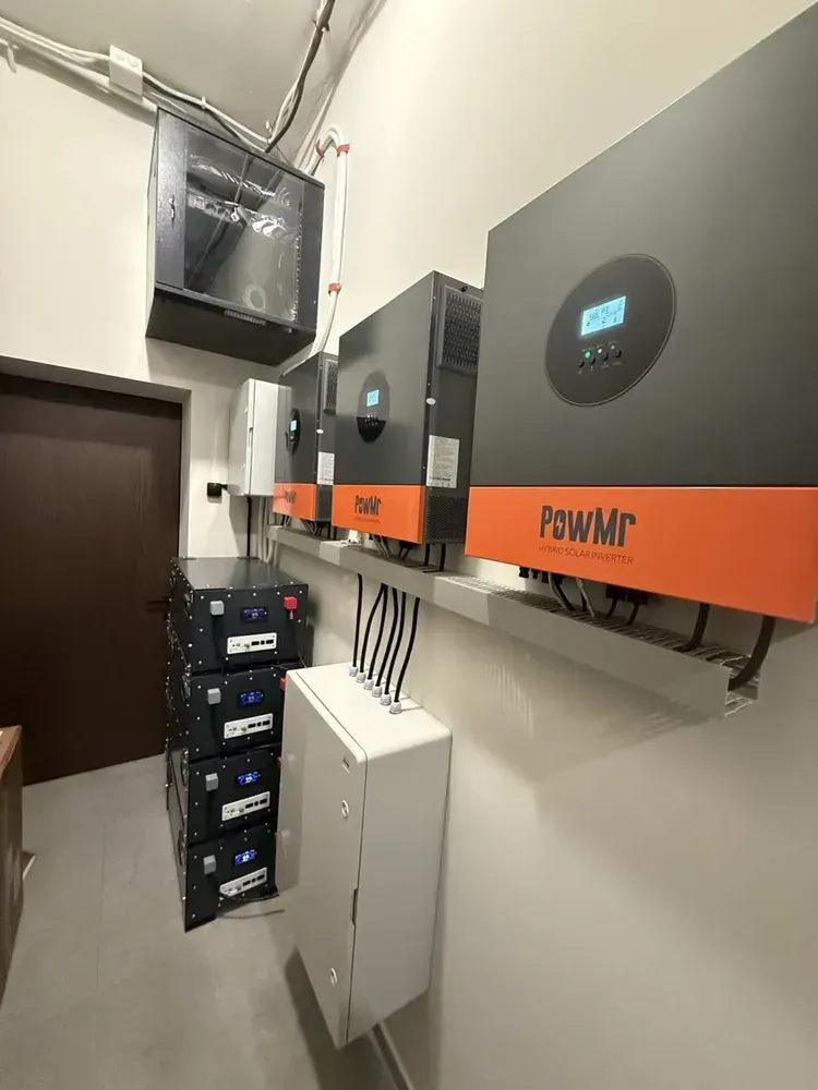 Три гібридні інвертори PowMr на спільному кронштейні та акумуляторний банк у технічному приміщенні