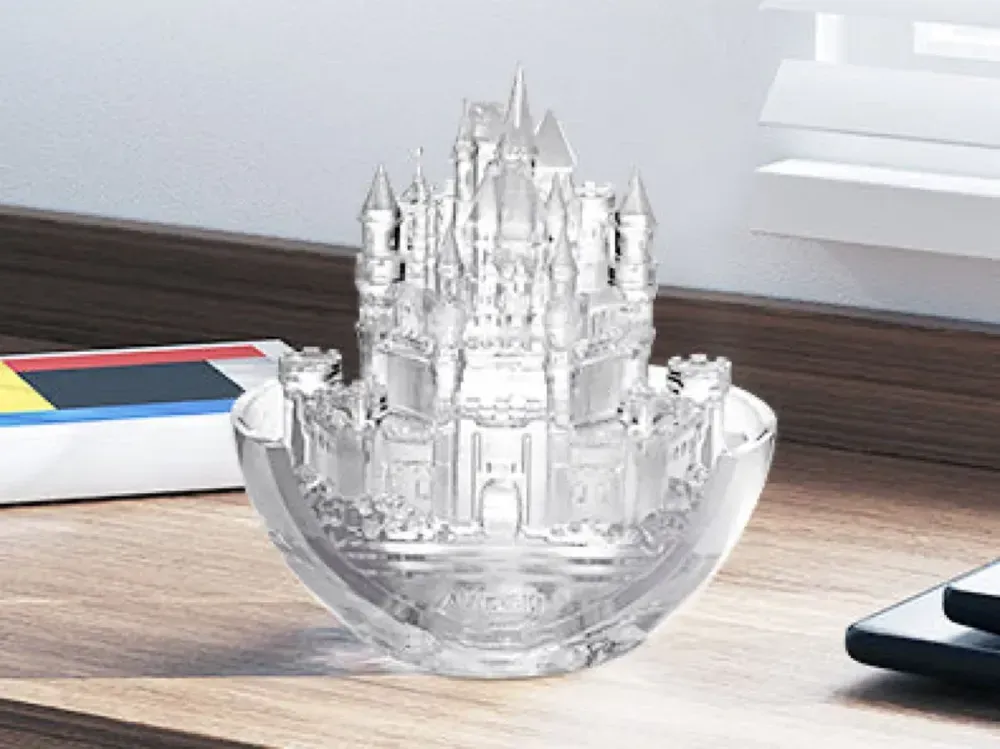 Прозрачная модель замка в чаше, напечатанная из смолы Anycubic High Clear Resin, на деревянном столе