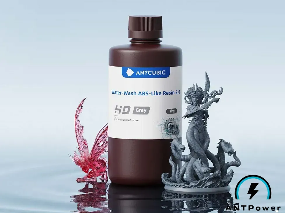 Флакон Anycubic Water-Wash ABS-Like Resin 3.0 HD сірий на воді поруч із надрукованими моделями
